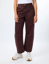 Load image into Gallery viewer, Stella + Gemma Carson Jeans | Coffee
