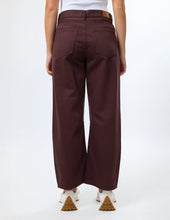 Load image into Gallery viewer, Stella + Gemma Carson Jeans | Coffee
