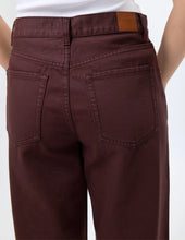 Load image into Gallery viewer, Stella + Gemma Carson Jeans | Coffee
