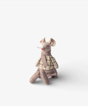 Load image into Gallery viewer, Peter Mouse Sitting | Brown
