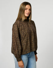Load image into Gallery viewer, Stella &amp; Gemma | Sue Blouse | Beige Leopard

