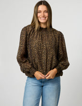 Load image into Gallery viewer, Stella &amp; Gemma | Sue Blouse | Beige Leopard
